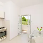 & Bari I - With Balcony And Garden View Second Floor -apt 13 *