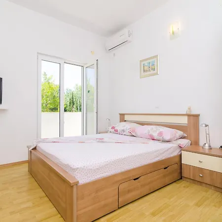 & Bari I - With Balcony And Garden View Second Floor -apt 13