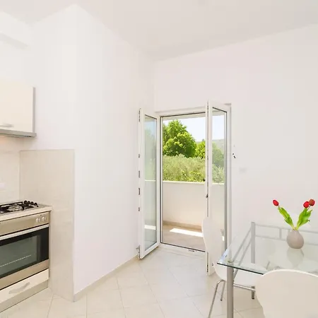 & Bari I - With Balcony And Garden View Second Floor -apt 13 *