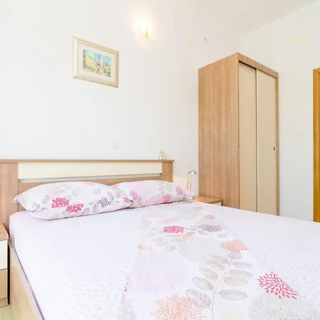 & Bari I - With Balcony And Garden View Second Floor -apt 13 Млини