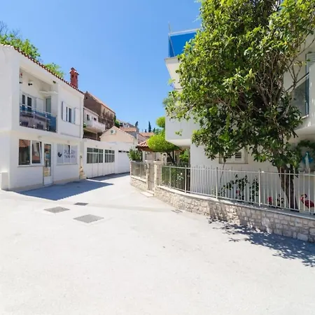 & Bari I - With Balcony And Garden View Second Floor -apt 13 *