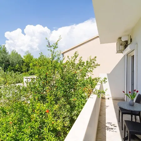 & Bari I - With Balcony And Garden View Second Floor -apt 13 Апартаменты *