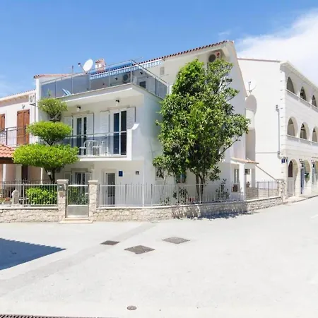 Apartment & Bari I - With Balcony And Garden View Second Floor -apt 6 Mlini