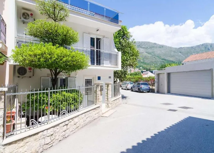 & Bari I - With Balcony And Garden View Second Floor -apt 13 شقة