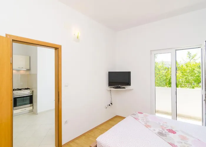 & Bari I - With Balcony And Garden View Second Floor -apt 13 아파트 *