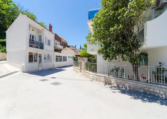 & Bari I - With Balcony And Garden View Second Floor -apt 13 *