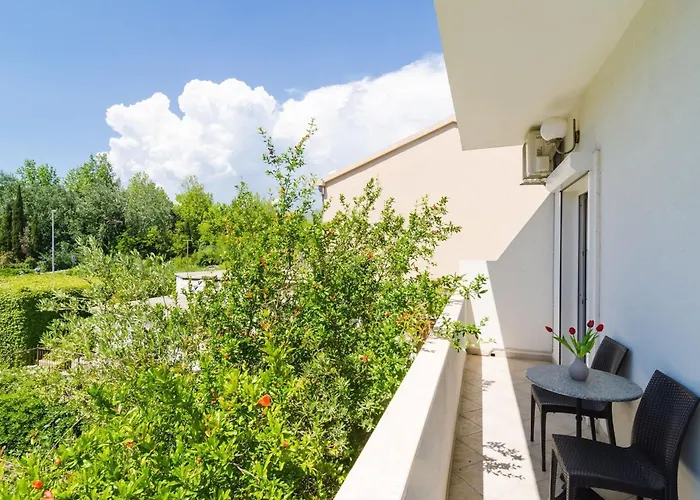 & Bari I - With Balcony And Garden View Second Floor -apt 13 아파트 *